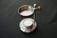 Stövchen    </br>Höhe 10cm, Stufenlos Höhenverstellbar   </br> 
Art.Nr. 0019       </br>€   16,00    