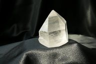 Bergkristallspitze </br> </br> 
Höhe:  5,8cm </br> 
Art.Nr.00J480 </br>  </br> 
€   19,00
